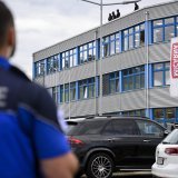 Des activistes antispécistes cagoulés se sont postés sur le toit de l'abattoir de volailles Micarna à Courtepin (FR) tôt lundi. Ils ont été délogés par la police dans l'après-midi. KEYSTONE/LAURENT GILLIERON